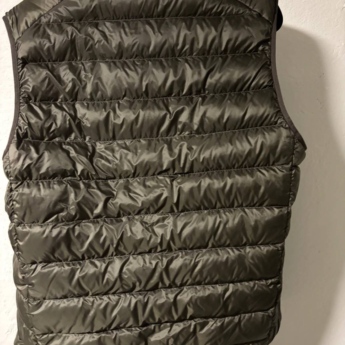 Olivgrön dunväst från Uniqlo S - 1