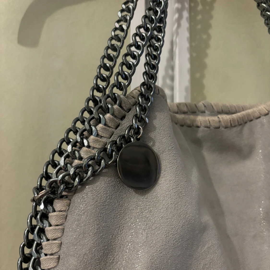 Grå väska handväska axelväska kedjeväska axelbandsväska kedja silver trendig - 3