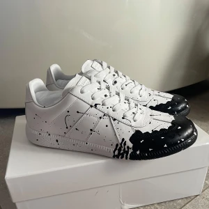 Maison margiela gats - Säljer dessa riktigt snygga gats från Maison margiela. Skorna är helt nya, 10/10 skick. Box tillkommer. Obs: inte org1nal. Tveka inte på att ställa frågor om ni undrar över något