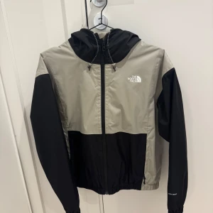 Tunn vindjacka från The North Face - Fin vindjacka från The North Face. Mycket bra skick inga skador. Använd fåtal gånger. 