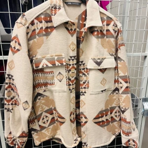 Beige overshirt med etnomönster från Zara - Nyskick. I princip oanvänd. Beige med mönster. Unisex.