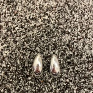 Droppformade örhängen i silver - Säljer ett örhängen i droppform. Vet inte vart den är ifrån men ganska säker på h&m. Vet ktne ny pris. Aldrig använda