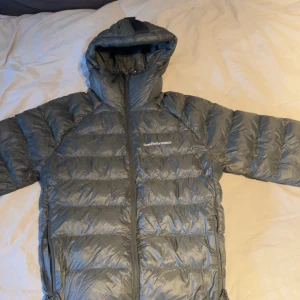  Peak Performance jacka  - Bra skick förutom 2 hål i vänster o höger ficka som man kan se på bild 