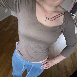 Beige långärmad topp med vid ringning - Säljer en beige långärmad topp från Gina med vid rund ringning och trekvartsärm. Toppen är i mjukt och stretchigt material, perfekt att styla med jeans eller kjol. Enkel och stilren design som passar till många olika looks.