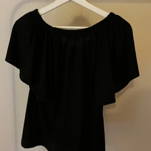 Svart offshoulder topp -  Så fin svart offshoulder topp🩷