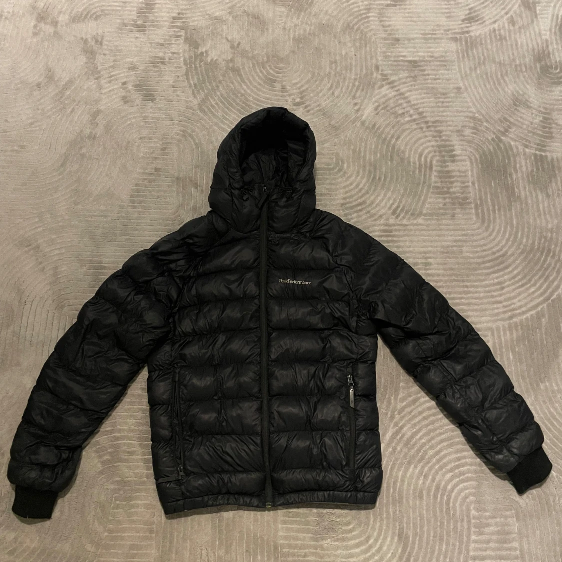 Svart dunjacka Peak Performance S