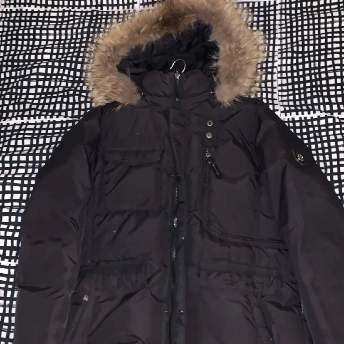 Svart dunjacka med päls från Hollies