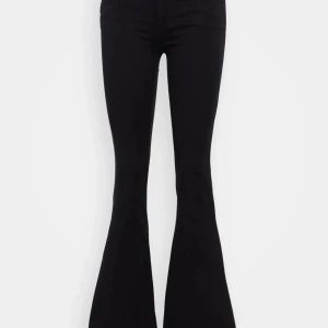 Only Flared jeans - Säljer ett par svarta jeans med riktigt utsvängda ben och klassisk flared-modell. Byxorna har normal passform upptill och markerad utsvängning från knäna och ner. Perfekta för dig som gillar en retroinspirerad look.