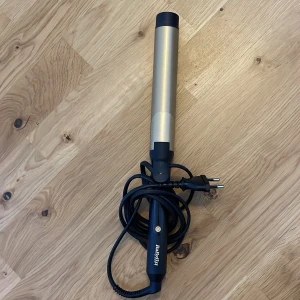 BaByliss Locktång - BaByliss locktång i 32mm storlek, perfekt för att skapa stora, mjuka lockar. 