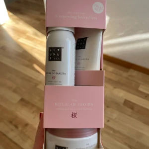 Rituals The Ritual of Sakura set - Säljer ett The Ritual of Sakura trial set från Rituals med tre produkter i vita och rosa förpackningar. Perfekt för dig som vill testa serien med fräsch doft av körsbärsblom. Innehåller minisar av populära produkter.