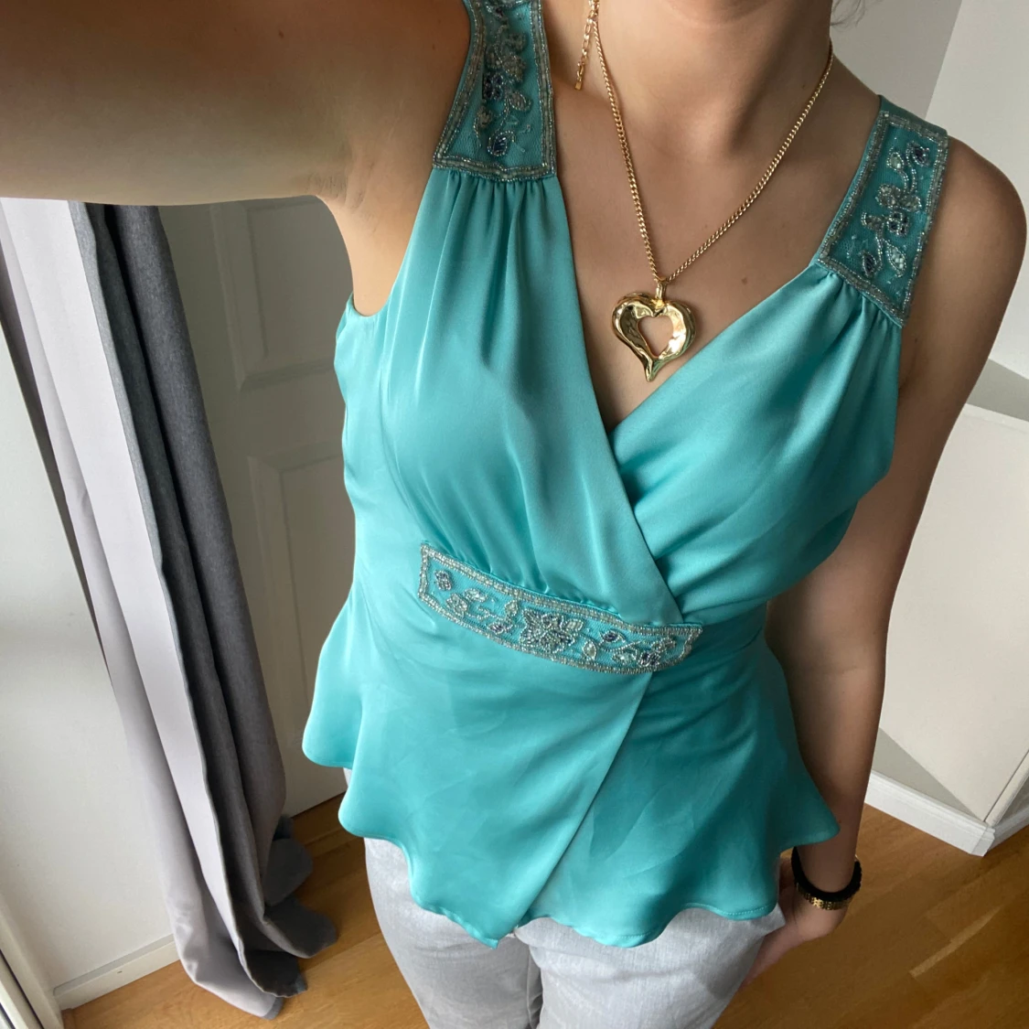 Turkos omlott blus med broderi