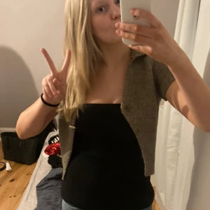 Stickad cardigan med knapp  - Kortärmad beige stickad kofta från Zara 💞Modellen har en v-ringad öppning 🤞🏼 Perfekt att styla över ett linne eller t-shirt för en chill look 😍 Koftan är i storlek L men passar mig som normalt är S, tröjan och också oanvänd med prislapp kvar 😝 Skriv vid frågor eller prisförslag 💗