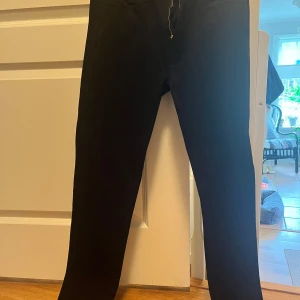 Svarta slim fit jeans från Dressmann - Säljer dessa svarta jeans från Dressmann i slim fit-modell. Storlek 31/30. Använda typ 1 gång så i mycket bra skick. Nypris 800. Pris kan diskuteras 🌸