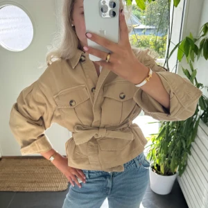 Kort trenchcoat med knytning  - Lika snygg knyten som öppen 😍😍från Zara i storlek L