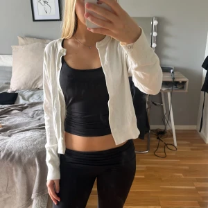 Vit kofta med knappar - Snygg vit kofta från hm i storlek S🥰