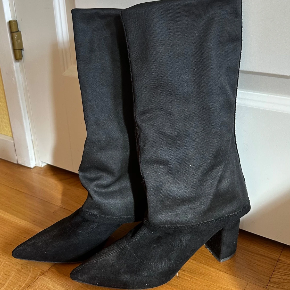 Svarta stövlar med klack och spetsig tå - 1