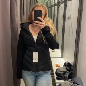 zara jacka - Jag säljer denna superfina jackan från zara eftersom att den inte är min stil längre. Den är väl använd men är fortfarande i väldigt bra skick. Den passar jättebra nu till hösten, säljer även en kappa som också är perfekt för hösten💗