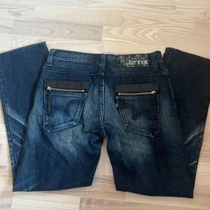Vintage jeans - Edwin XVS jeans med fina detaljer. Midjemåttet är 41cm och innerbenslängden är 72cm.