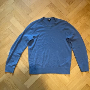 Cashmere tröja från Uniqlo - En stilren blå tröja från Uniqlo i storlek S. Den är i perfekt skick men säljes pga att den är för liten. Passar perfekt till vintern.
