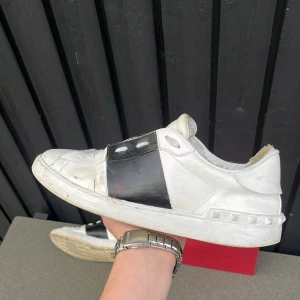 Valentino Open - Säljer ett par Valentinos med box 🔥Skick avgör ni själva, skorna är vintage och äkta men är övermålad (se sista bild) där hälen även har öppnats lite. Boxen man får med är orginal och tillhör skorna. Hör av er vid frågor eller funderingar!