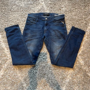 Replay anbass jeans - Ett par riktigt schyssta blåa replay anbass jeans i bra skick. Skriv gärna till mig vid minsta intresse. Storlek W30 L32