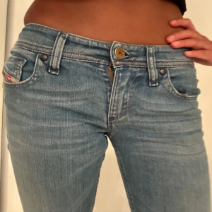 Lågmidjade Bootcut Diesel Jeans - Supersnygga lågmidjade bootcut jeans ifrån diesel. Helt perfekt blå färg till både vardag och fest, knappt använda💕  Midjemått: 38 cm Innerbenslängd: 76 cm Benöppning: 18 cm