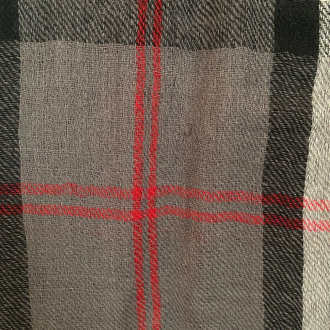 Rutig grå halsduk med röda detaljer - 1