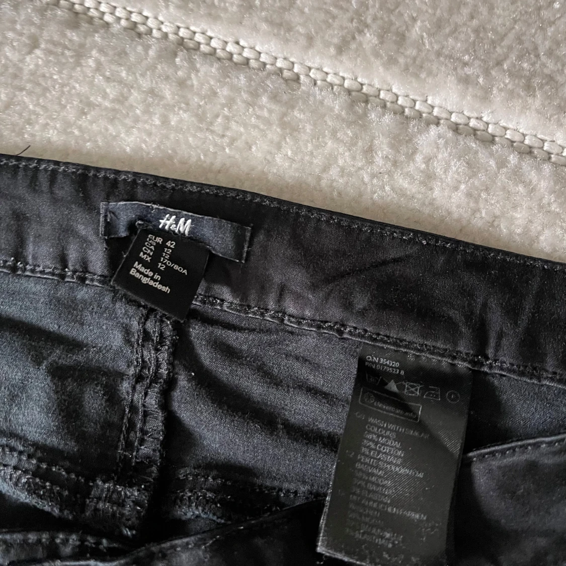 Svarta byxor med quiltade detaljer H&M - 3