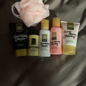 Sence Sweet Merry Cherry Face Scrub - Cleansing face scrub från Sence i serien Sweet Merry Cherry. Tuben är vit med ljusrosa detaljer och guldigt lock, innehåller 50 ml. Perfekt för att fräscha upp huden och ge en mjuk känsla. Fruktig doft och krämig konsistens.