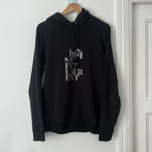 Saint Laurent 1971 hoodie - Hoodie från slp, bra skick inga defekter. Storlek S men passar M. Skriv vid några funderingar🙌🏻