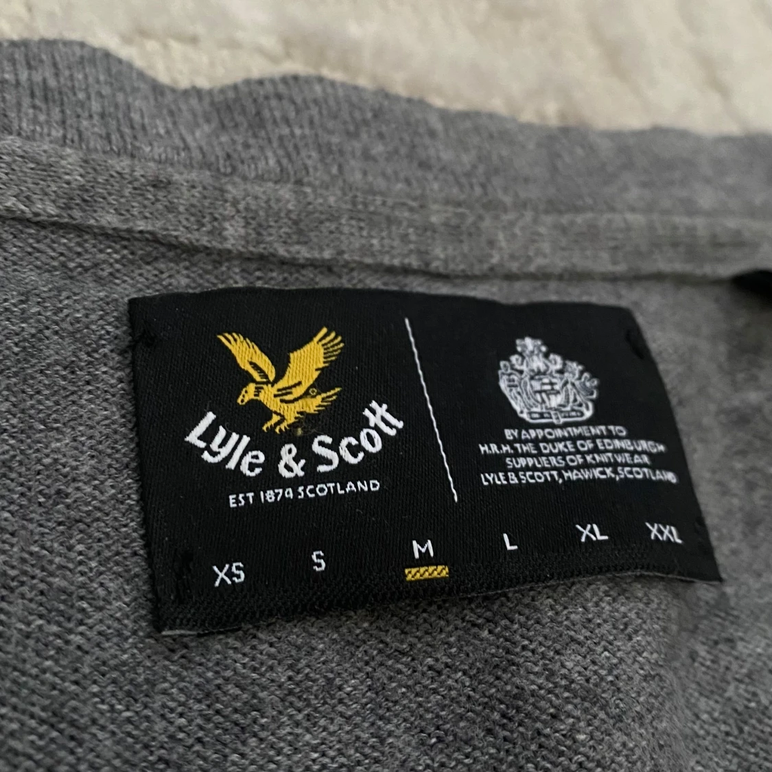 Grå v-ringad tröja från Lyle & Scott - 2