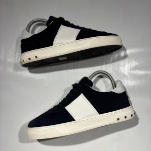 Valentino Flycrew - Hej! Säljer nu mina skor från märket Valentino , storlek 36 bra skick, allt på bilden ingår. Tveka inte på att höra av dig om du har frågor eller funderingar kring skorna! 