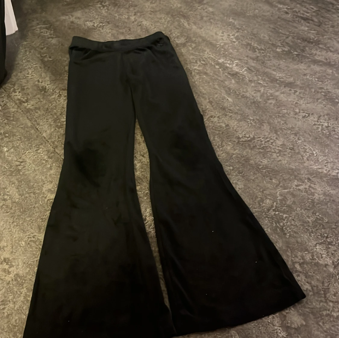 Svarta bootcut byxor från SOC
