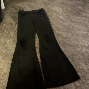 Svarta bootcut byxor från SOC - Svarta bootcut byxor från SOC i mjukt och stretchigt material. Byxorna har en bred resår i midjan och en diskret logga framtill. Perfekta för dig som gillar en bekväm och snygg look med utsvängda ben. Dom är inte så stora som de ser ut på bilderna💕 knappt använda.  Själv har jag köpt dom för 350kr