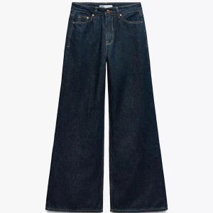 Mörkblå wide jeans från Zara - Snygga mörkblå jeans från Zara med breda ben och klassisk femficksdesign. Jeansen har hög midja och raka, vida ben för en trendig och avslappnad look. Perfekta att styla med sneakers eller boots.
