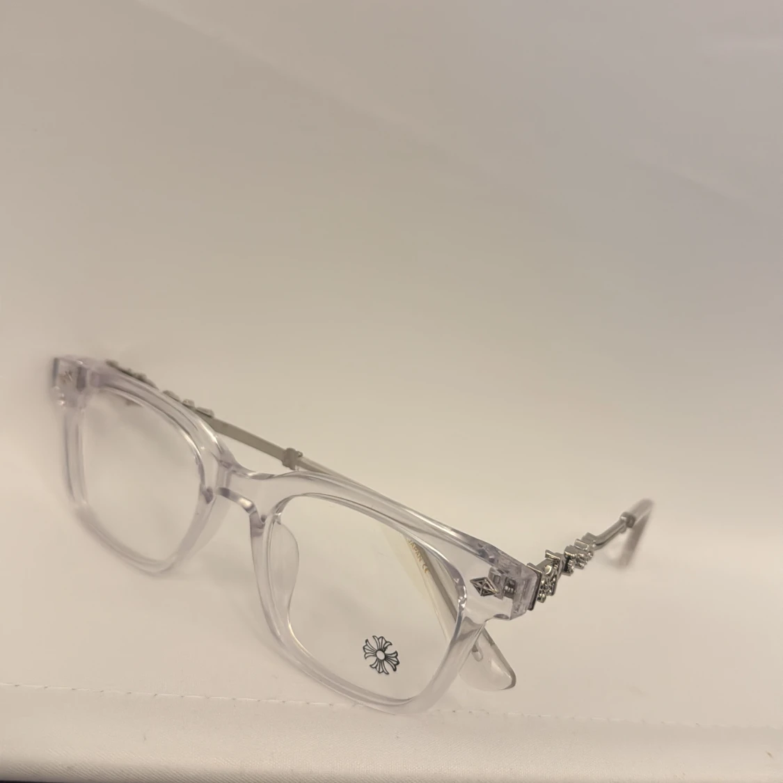 Transparenta glasögon med silverdetaljer