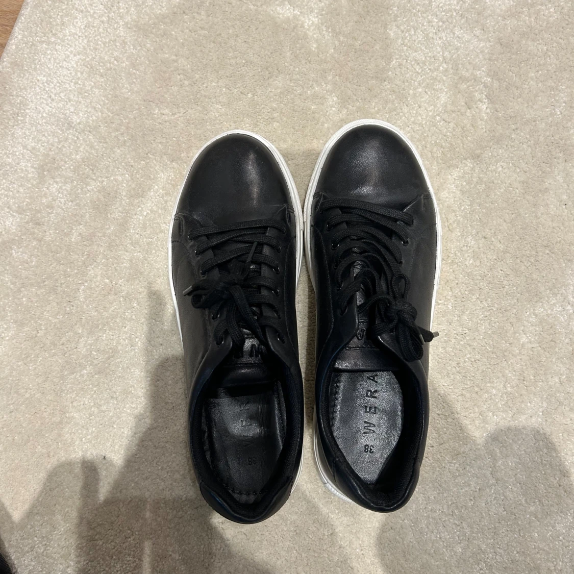 Svarta sneakers från Wera i skinn - 1