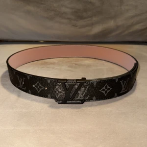 Svart bälte med svart loga  -  Super snyggt svart bälte som Är helt nytt