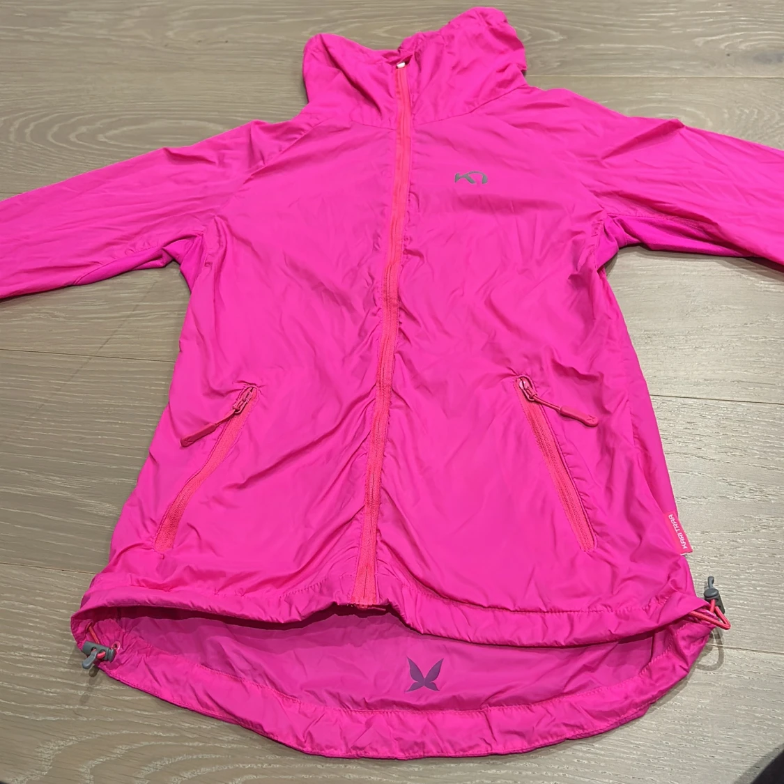 Rosa vindjacka från Kari Traa 