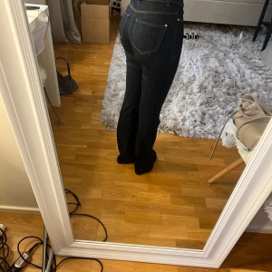 Mörkblå bootcut jeans från ONLY - Säljer ett par mörkblå bootcut jeans från ONLY i storlek 34, jätte skönt jeans material som formar sig efter kroppen otroligt fint 