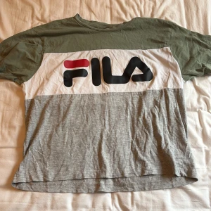 T-shirt från Fila - Säljer min gröna, vita och gråa T-shirt från Fila. Storlek S men en kortare modell. Säljer på grund av att jag tycker den är för kort.