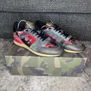 Valentino Rockrunners - Rockrunners !! | Säljer dessa supersnygga valentino rockrunners💫 | Skorna är i strl 40/41| Skorna är 8/10 skick och sparsamt använda förutom 2 saker🌟 | Ena defekten är att sulan släppt lite där fram, och andra är att de gått upp lite i hälen innuti skon | Detta kan fixas enkelt om man har tiden och ork🌟| endast skor medföljer! | Nypris - ca 5000  sek | Pris kan diskuteras vid snabb affär!! 💸 | För flera bilder eller frågor så är det bara att kontakta mig, skriv gärna till mig innan ni köper!📩