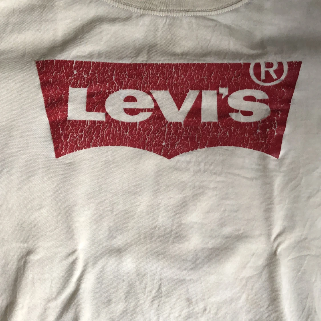 Vit Levi's t-shirt med rött tryck - 2
