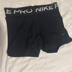 Svarta Nike Pro träningstights shorts - Svarta Nike Pro shorts används inte längre storlek s 