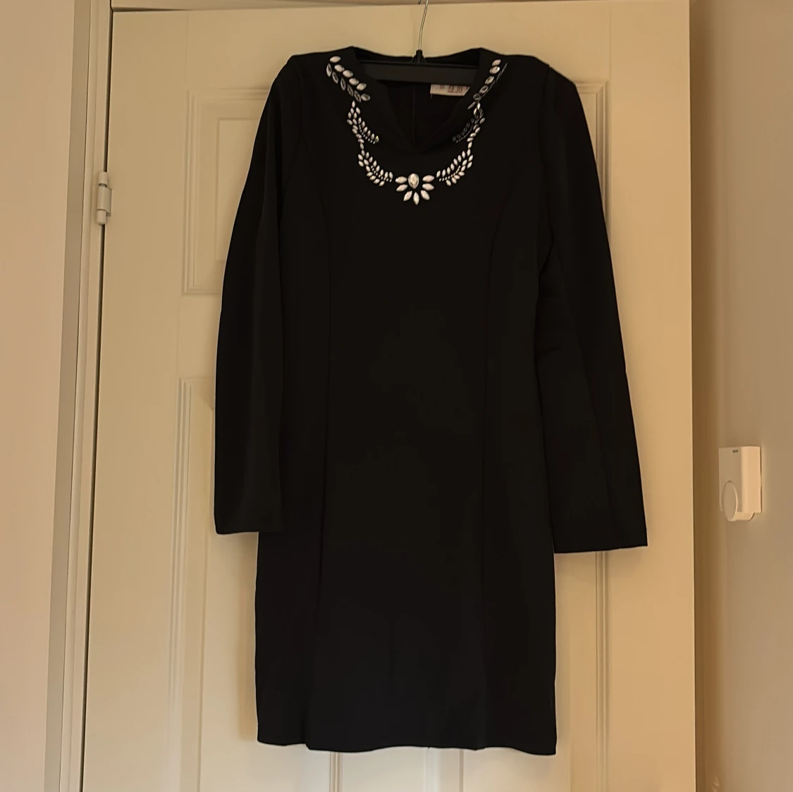 Svart kortklänning med stenar Heramay