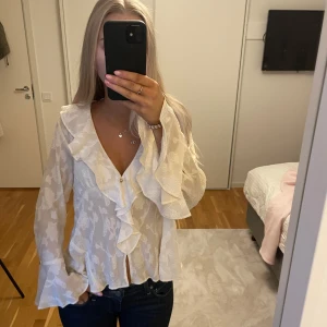 Blus - Vit/creme vit blus från Zara i storlek xs💗använd 2 gånger