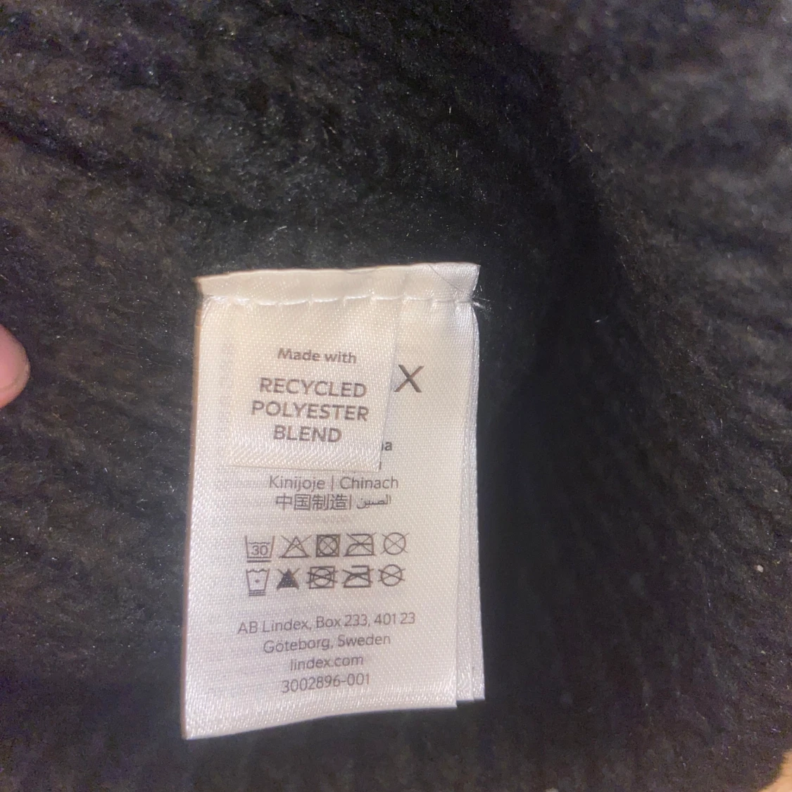 Svart ribbstickad mössa från Lindex - 1