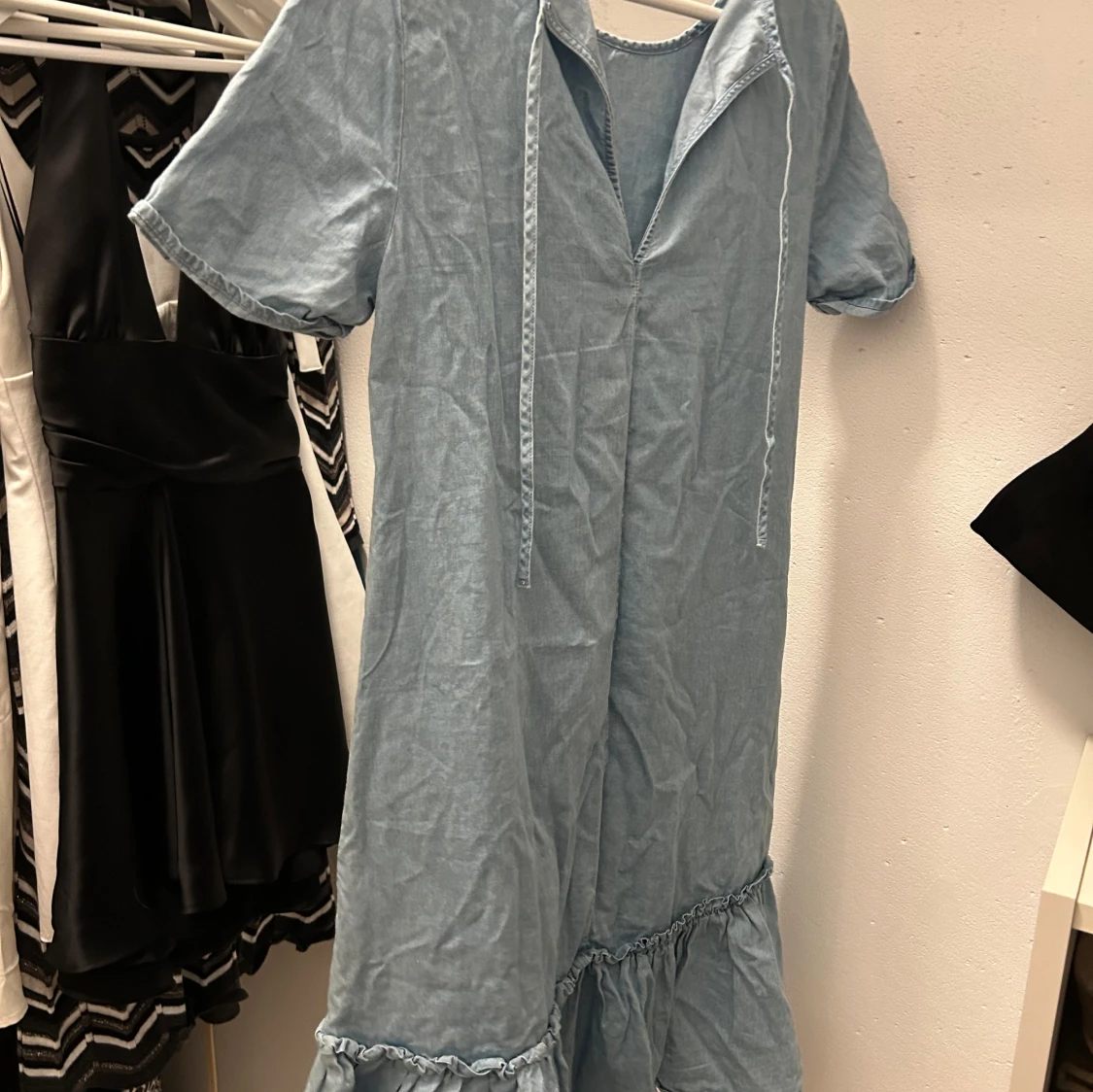 Ljusblå volangklänning med snörning