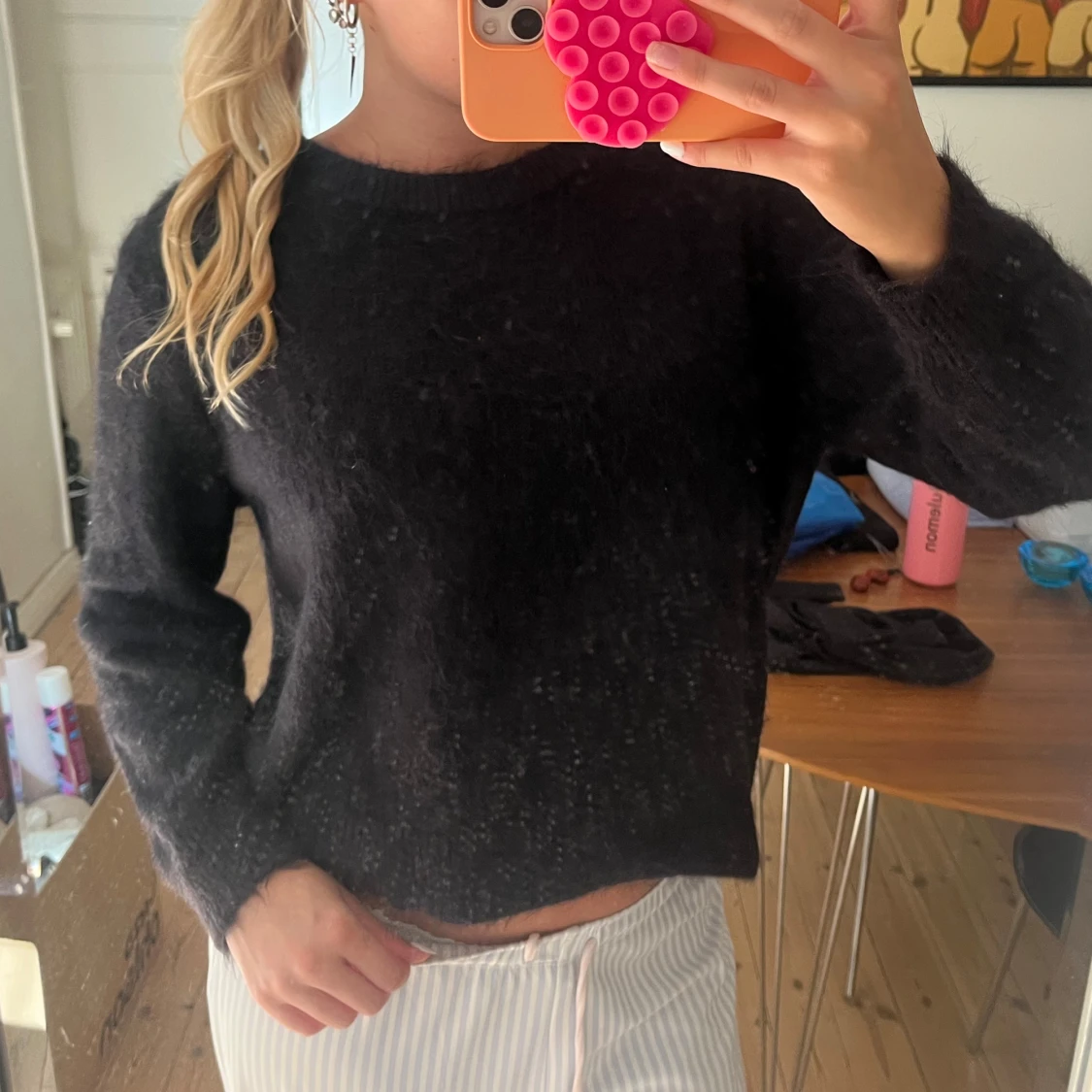 Svart fluffig stickad tröja