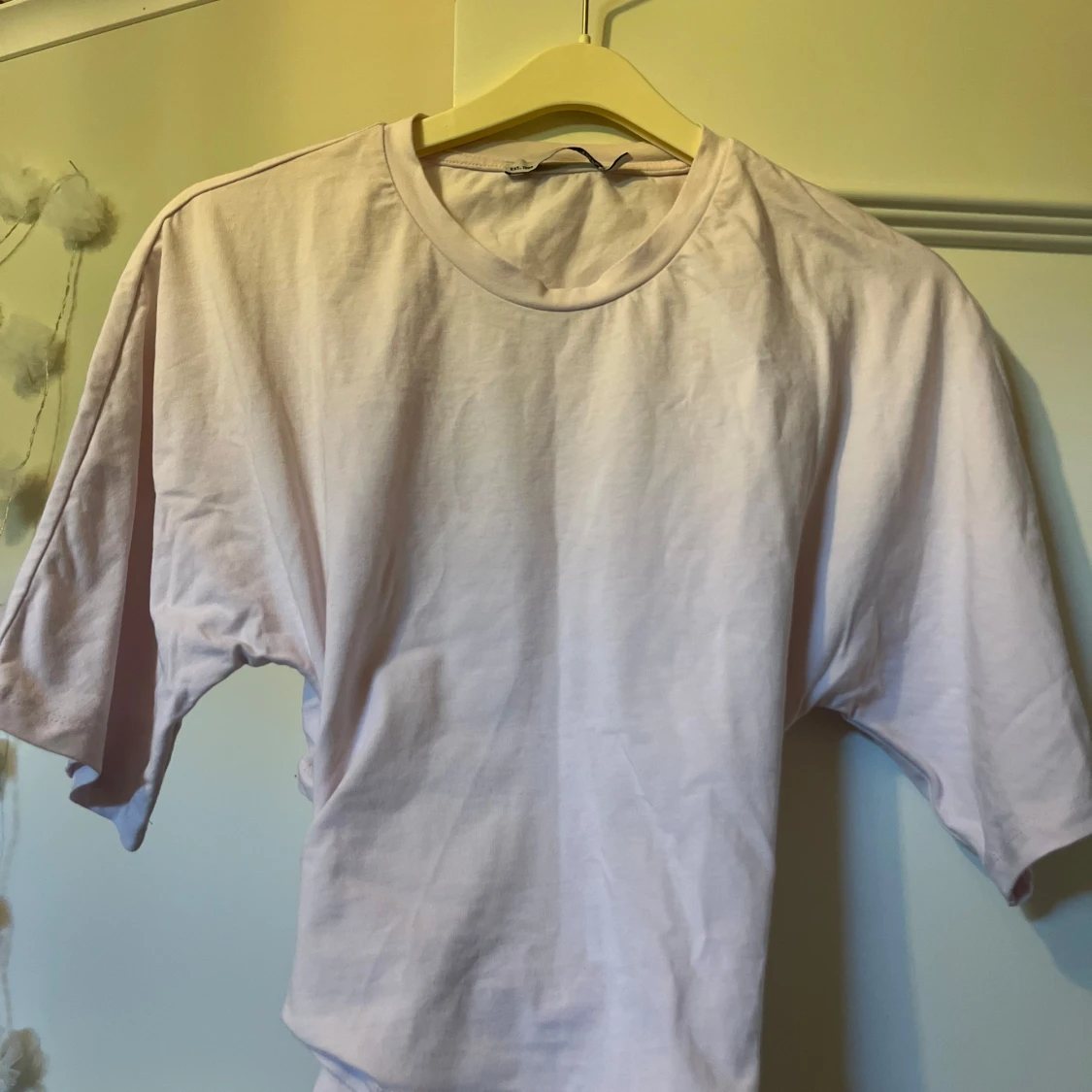 Rosa tröja med knyt där bak